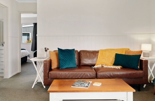 Alexandra House | LEANING ROCK COTTAGE AT WILD IRISHMAN WINE ESTATE - ALEXANDRA HOLIDAY HOME in Alexandra