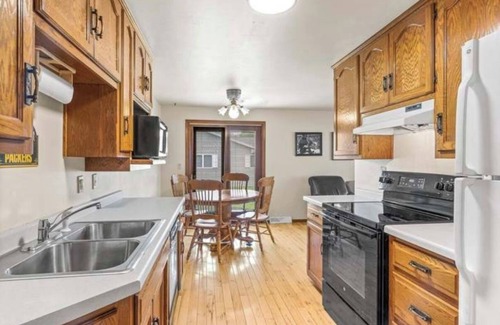 Green Bay House | Leap to Lambeau! Green Bay home across from the stadium 5 beds + tailgate garage