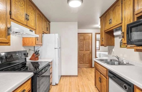 Green Bay House | Leap to Lambeau! Green Bay home across from the stadium 5 beds + tailgate garage