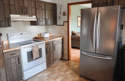 Leasburg House | Leasburg Lakehouse vacation home & private stocked lake near Meramec River.