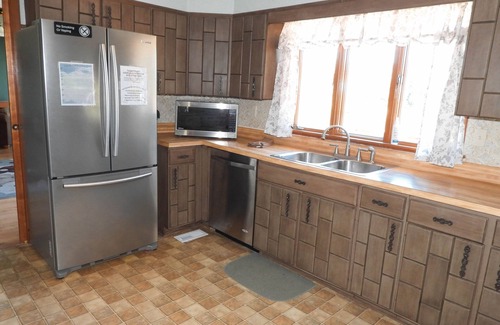 Leasburg House | Leasburg Lakehouse vacation home & private stocked lake near Meramec River.