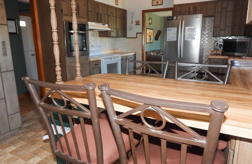 Leasburg House | Leasburg Lakehouse vacation home & private stocked lake near Meramec River.