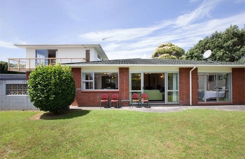 New Plymouth House | Leatham Heights - Private, Spacious and Sunny