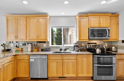 Leavenworth House | Leavenworth River Haus - Your dog-friendly, riverfront getaway with peaceful views and hot tub!