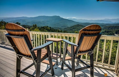 Pittman Center Ski Chalet | LeConte Mountain Lodge, AWESOME MOUNTAIN VIEWS, 4900+ SQ. FT. WIFI, Hot Tub!