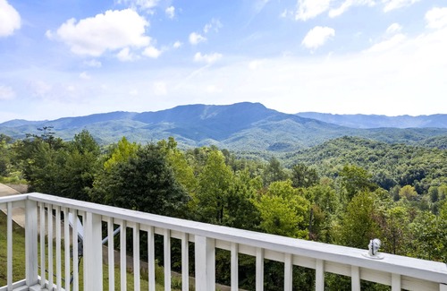 Pittman Center Ski Chalet | LeConte Mountain Lodge, AWESOME MOUNTAIN VIEWS, 4900+ SQ. FT. WIFI, Hot Tub!