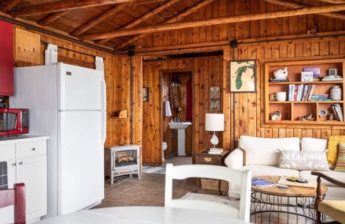 Suttons Bay Cabin | Lee Point Classic Cabins on West Bay with Hot Tub