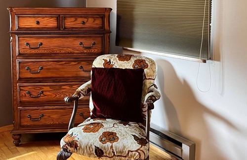 Ennis House | Lee's Catch and Relax in downtown Ennis