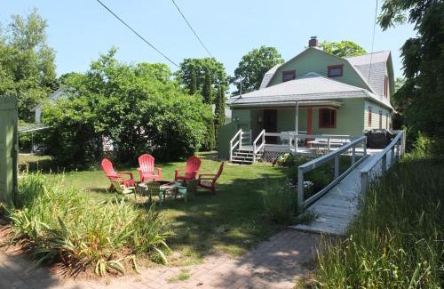 Frankfort House | Leelanau Cottage - Gorgeous & Great Location!