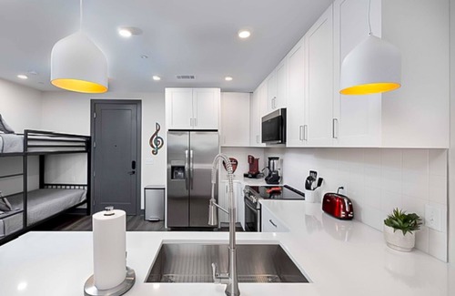 Rolling Mill Hill Apartment | Legends at the Muse - artful condo with city-view balcony, full kitchen, AC & gym