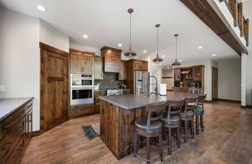 Lead House | Legends Lodge- 22 guest Mountain retreat with pool access!