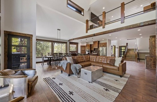 Lead House | Legends Lodge- 22 guest Mountain retreat with pool access!