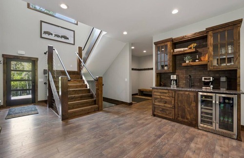 Lead House | Legends Lodge- 22 guest Mountain retreat with pool access!