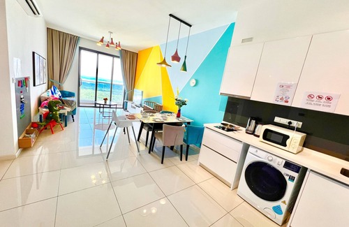 Medini Apartment | Legoland 3 mins drive@ Heart warming Families friendly Suit with Pool View 1-8px