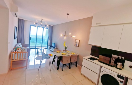 Medini Apartment | Legoland-Hapi Moon Light Families Space-2B2R-8pax Nice Pool Garden View @ Elysia