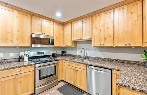 Lehi House | Lehi Luxe Escape | BBQ | Hot Tub | 3 King Beds