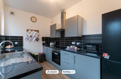 Leigh House | Leigh Short Stay 3 Bedroom House