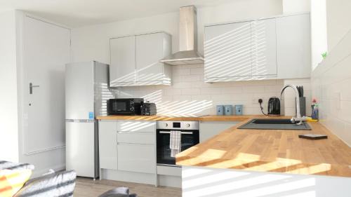 Bedford Apartment | Leisure & Contractors - Stylish Town Centre Apartment with Free Parking