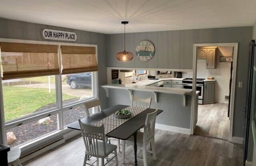 Holland House | Leisure Cottage - Minutes from the Beach