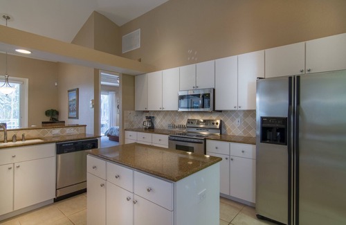 Yacht Club Villa | Leisure living in the Yacht Club, one of Cape Coral's most desirable locations