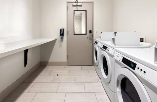 Sumner House | Leisure travelers can enjoy a comfortable stay at our room !