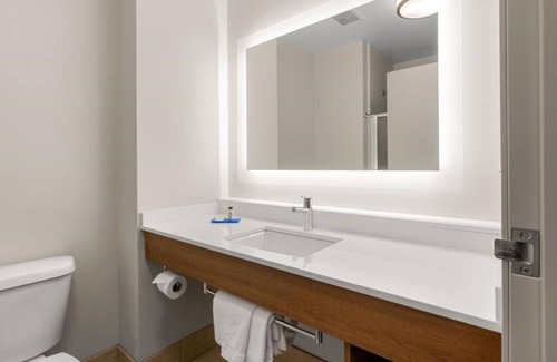 Sumner House | Leisure travelers can enjoy a comfortable stay at our room !