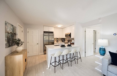 Old Naples Condo | LeMarquis Vacation Rental - Charming 1BR Downtown Condo. Walk to Beach & 5th Ave. King bed, full kitchen, free Wi-Fi & parking. Steps from dining, shopping & stunning sunsets!