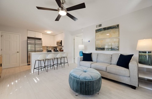 Old Naples Condo | LeMarquis Vacation Rental - Charming 1BR Downtown Condo. Walk to Beach & 5th Ave. King bed, full kitchen, free Wi-Fi & parking. Steps from dining, shopping & stunning sunsets!