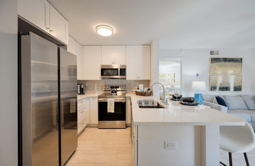 Old Naples Condo | LeMarquis Vacation Rental - Charming 1BR Downtown Condo. Walk to Beach & 5th Ave. King bed, full kitchen, free Wi-Fi & parking. Steps from dining, shopping & stunning sunsets!