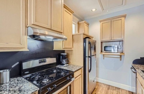Oak Lawn Apartment | Lemmon 201 Chic & Stylish 1-Bedroom Getaway