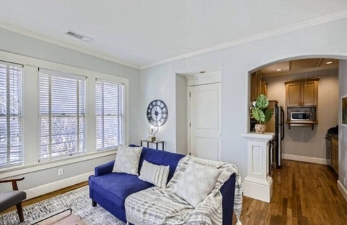 Oak Lawn Apartment | Lemmon 201 Chic & Stylish 1-Bedroom Getaway