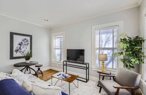 Oak Lawn Apartment | Lemmon 201 Chic & Stylish 1-Bedroom Getaway