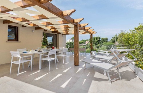Massa Lubrense Apartment | LeMoon Holiday Home x7 with Terrace and Parking