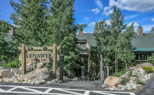 Lakeside Village House | Lenawee 1728 by SummitCove Lodging