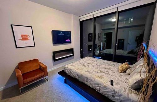 North Buckhead Apartment | Lenox Mall High Rise - City View & Unique Decor
