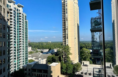 North Buckhead Apartment | Lenox Mall High Rise - City View & Unique Decor
