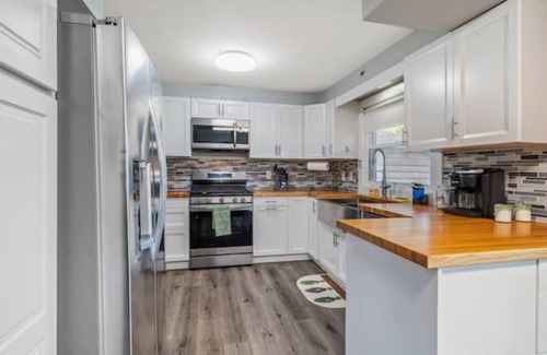 Green Bay House | Leo Blitz - Comfortable 2 Bed - Centrally Located