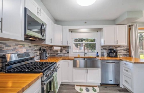 Green Bay House | Leo Blitz - Comfortable 2 Bed - Centrally Located