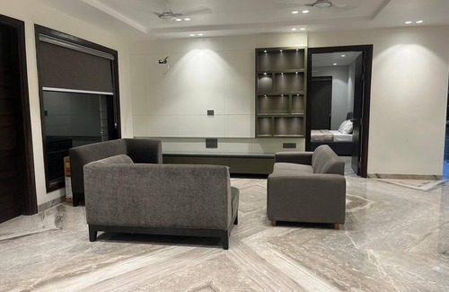 Pashim Vihar Apartment | Leo Urban stäyz® Premium 3BR in Delhi with AC, WiFi