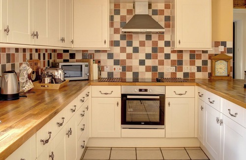 King's Stanley Cottage | Leonard Barn is steeped in history near to Stroud in Gloucestershire.