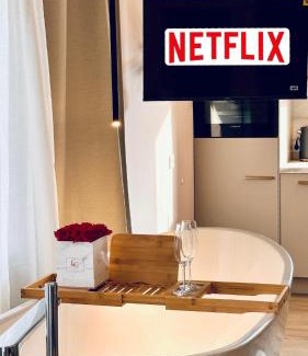 Sanderau Apartment | Leonardo Würzburg I freistehende Badwanne