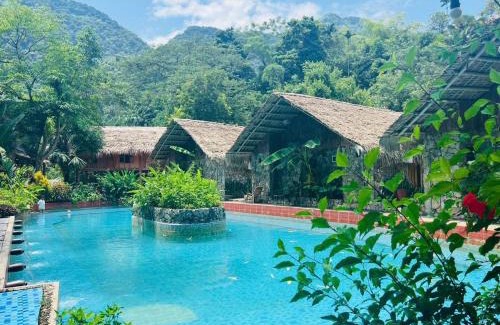 Lac Son Cabin | LePont Mu Waterfall Bungalow