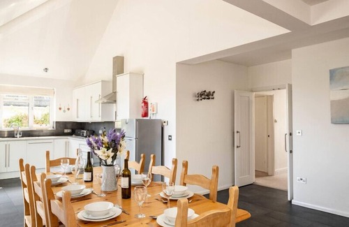Rock Cottage | LERRYN, pet friendly, with a garden in Rock