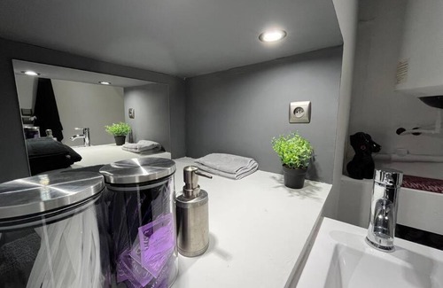 Souppes-sur-Loing Apartment | Les 50 nuances de rouge LOVEROOM