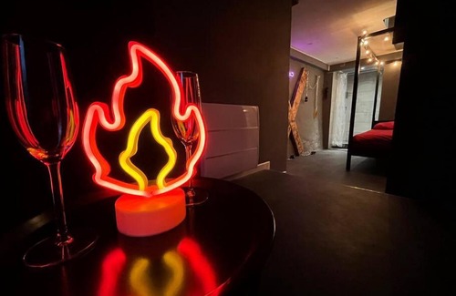 Souppes-sur-Loing Apartment | Les 50 nuances de rouge LOVEROOM