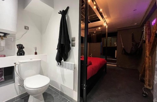 Souppes-sur-Loing Apartment | Les 50 nuances de rouge LOVEROOM