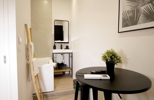 Villette Gare Apartment | LES Bulles DE Mona Chambre SPA