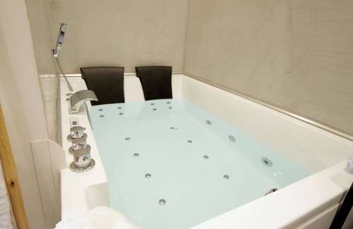 Villette Gare Apartment | LES Bulles DE Mona Chambre SPA