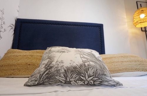 Villette Gare Apartment | LES Bulles DE Mona Chambre SPA