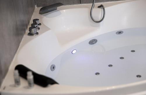 Villette Gare Apartment | LES BULLES DE MONA - Zen - Spa - Clim
